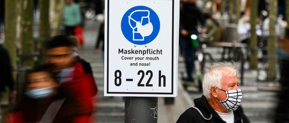 Hinweisschild zur Maskenpflicht auf der Einkaufsstraße Zeil in Frankfurt/Main