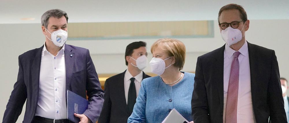 Bundeskanzlerin Angela Merkel (CDU) mit den Chefs der Ministerpräsidentenkonferenz, Markus Söder (CSU) und Michael Müller (SPD).
