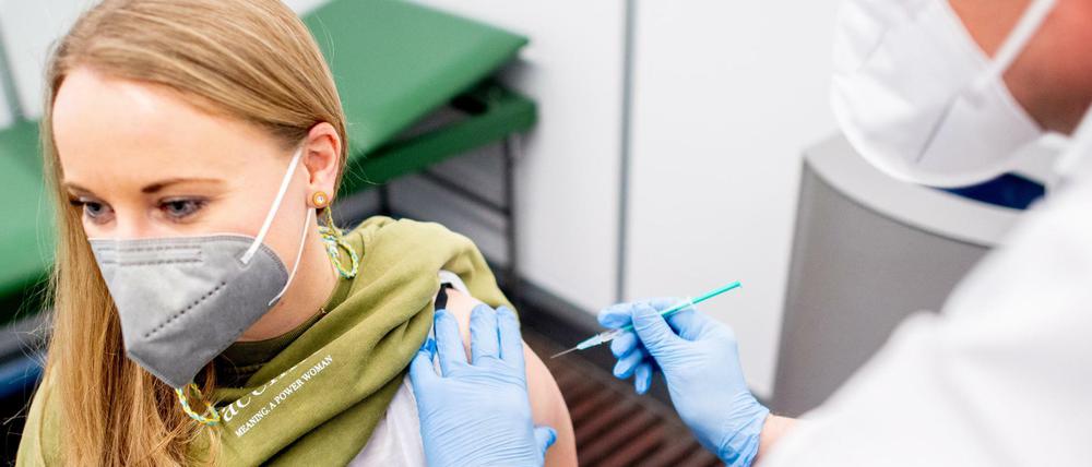 Durch eine kleine Änderung im Impfplan könnten zwei Millionen mehr Deutsche bis Ostern geimpft werden.