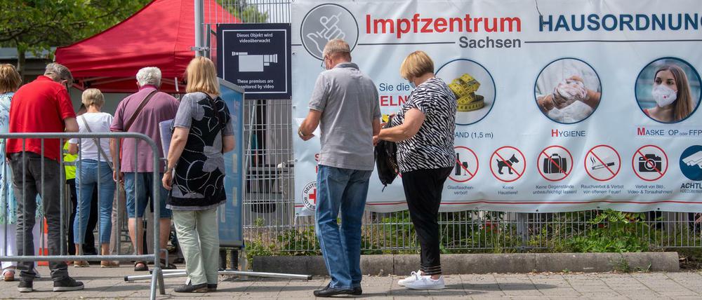 Impfwillige stehen Ende Juni am Impfzentrum in Leipzig.
