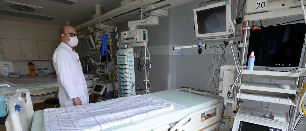 In zwei oder drei Monaten sei es möglich, die Zahl der Betten um bis zu 20 Prozent aufzustocken, sagt der Präsident der Krankenhausgesellschaft. 