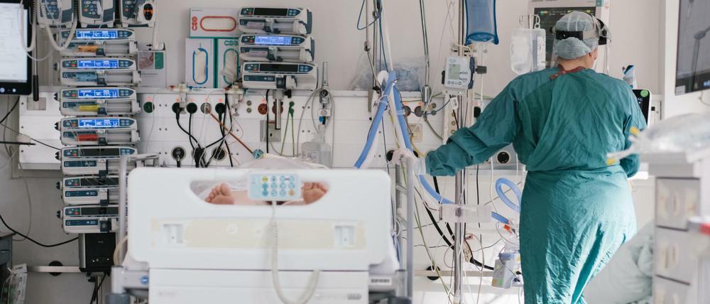 Eine Intensivpflegerin versorgt auf der Intensivstation am Klinikum Braunschweig einen an Covid-19 erkrankten Patienten. 