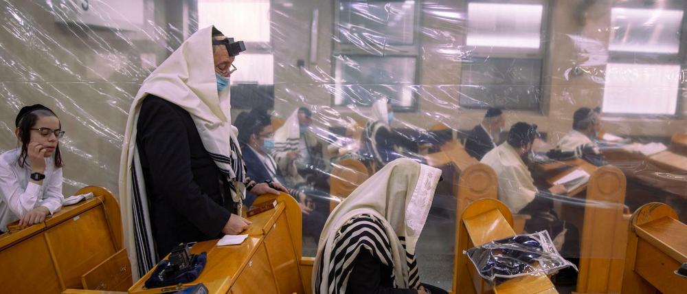 Ultra-orthodoxe Juden beim Morgengebet in einer Synagoge in Bnei Bera 