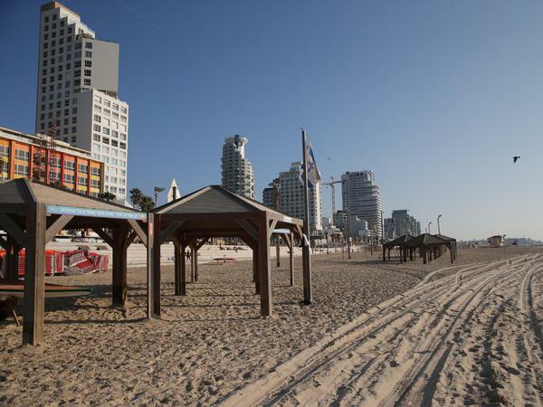 Menschenleer ist der Strand von Tel Aviv. 