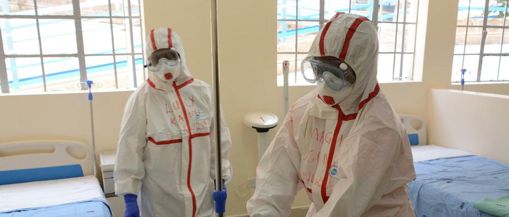 Mitarbeiter der Coronavirus-Isolationsstation des Krankenhauses von Mbagathi sind in Schutzanzüge gekleidet. 