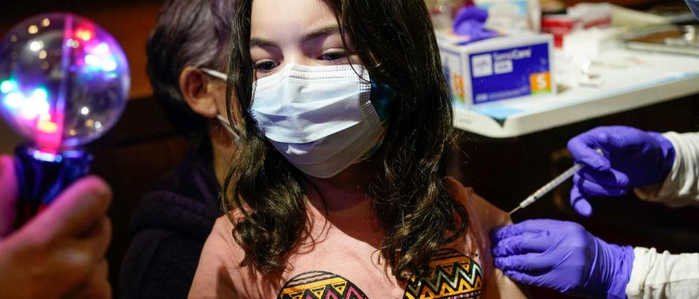 Emmanuelle Massin, 9 Jahre alt, erhält in Englewood, N.J., eine Corona-Impfung.