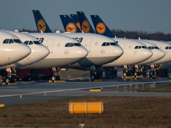 Sogar die Lufthansa wird eingespannt, um im Rahmen einer „Masken-Luftbrücke“ aus China im Bedarfsfall tonnenweise Schutzgüter-Fracht rasch von Schanghai nach Frankfurt bringen zu können. 