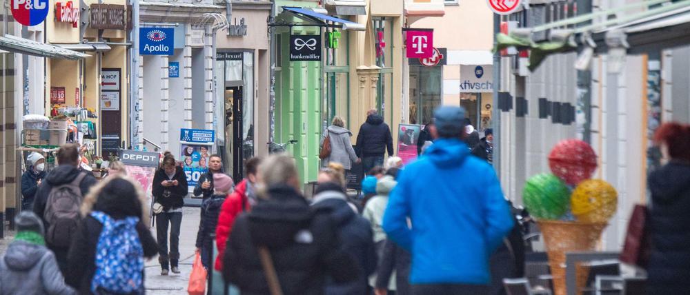 Passanten in einer Einkaufsstraße in Stralsund