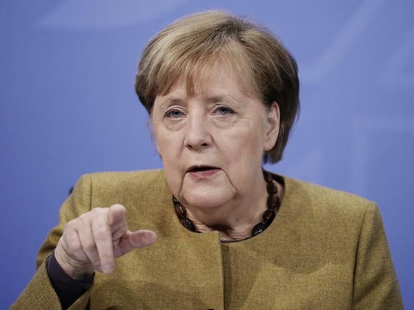 Bundeskanzlerin Angela Merkel (CDU) nach den Beratungen von Bund und Ländern über weitere Corona-Maßnahmen.