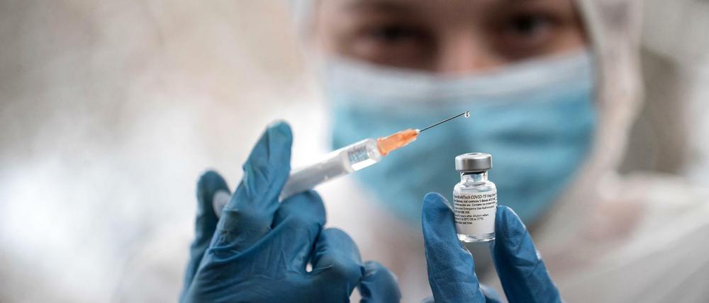 Eine Krankenschwester füllt eine Spritze mit einem Corona-Impfstoff im Krankenhaus in Krakau.