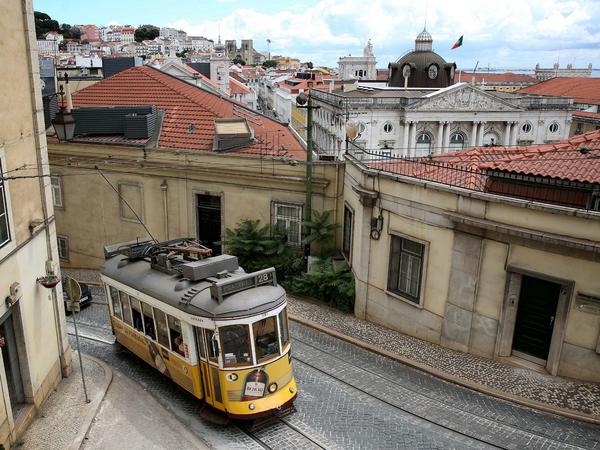 Die Hauptstadt Lissabon wird vom Umland weit gehend abgeriegelt.