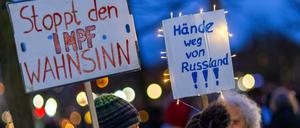 Gegen die Regierung, für Russland. Der Hamburger Verfassungsschutz hat einen Verein radikaler Impfgegner zum Beobachtungsobjekt erklärt. Im Bild Protestierer in Schwerin.