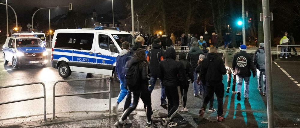 Freiberg in Sachsen: Dem Aufruf zu Protesten gegen die Corona-Schutz-Maßnahmen folgen mehrere hunderte Menschen. Die Polizei begleitet die Proteste.