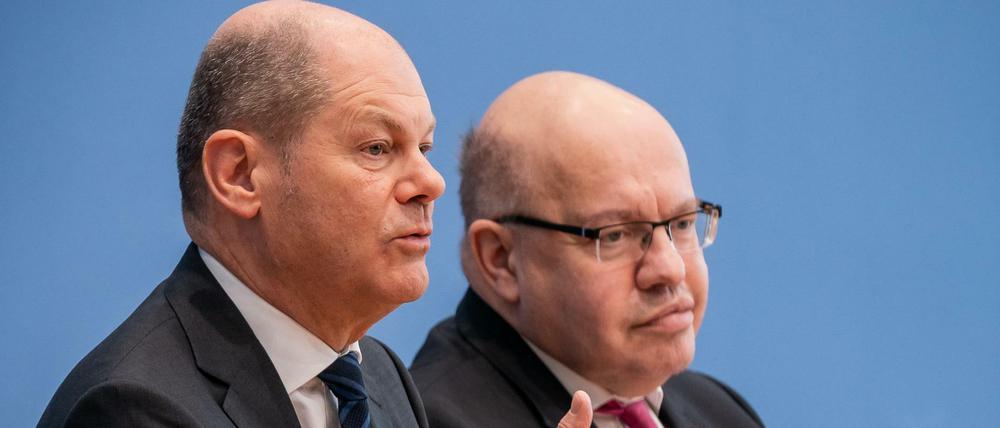 Olaf Scholz (SPD), Bundesminister der Finanzen, und Peter Altmaier (CDU,r), Bundesminister für Wirtschaft und Energie