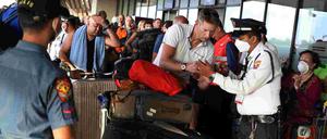 Nichts wie weg: Rund 300 Deutsche warteten Ende März auf dem Flughafen Ninoy Aquino in Manila auf den vom Auswärtigen Amt gecharterten Lufthansa-Flug. 