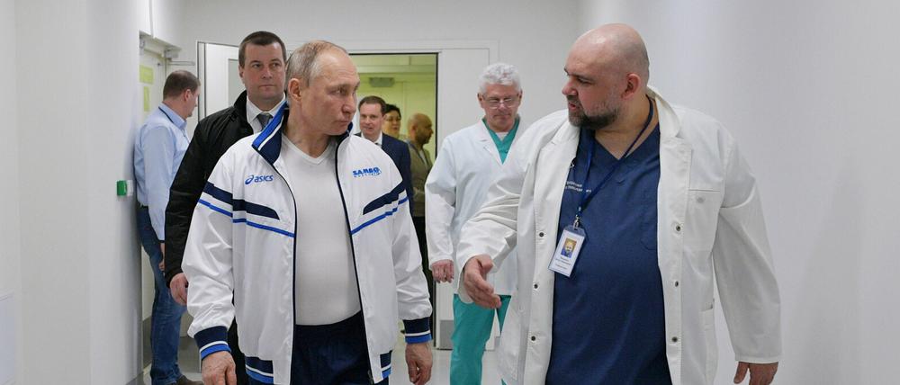 Wladimir Putin (l) wird von Denis Protsenko durch das Krankenhaus geführt. 