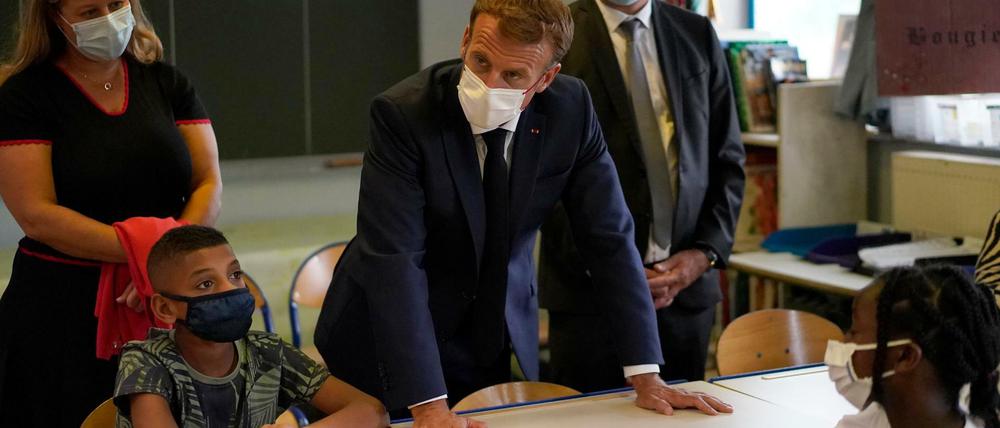 Präsident Macron zu Schuljahrsbeginn: Ab 30. September gelten Impfpassregeln auch 12-17-Jährige. 