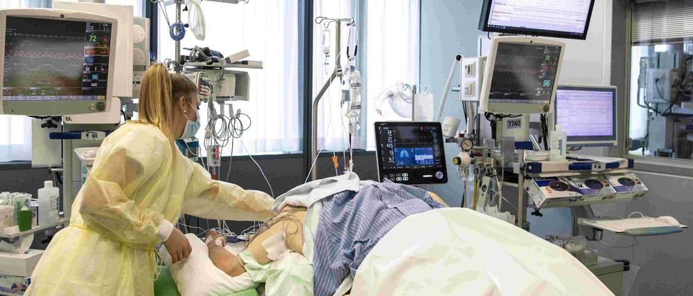 Ein Covid-19-Patient liegt auf der Intensivstation der Universitätsklinik Bern.
