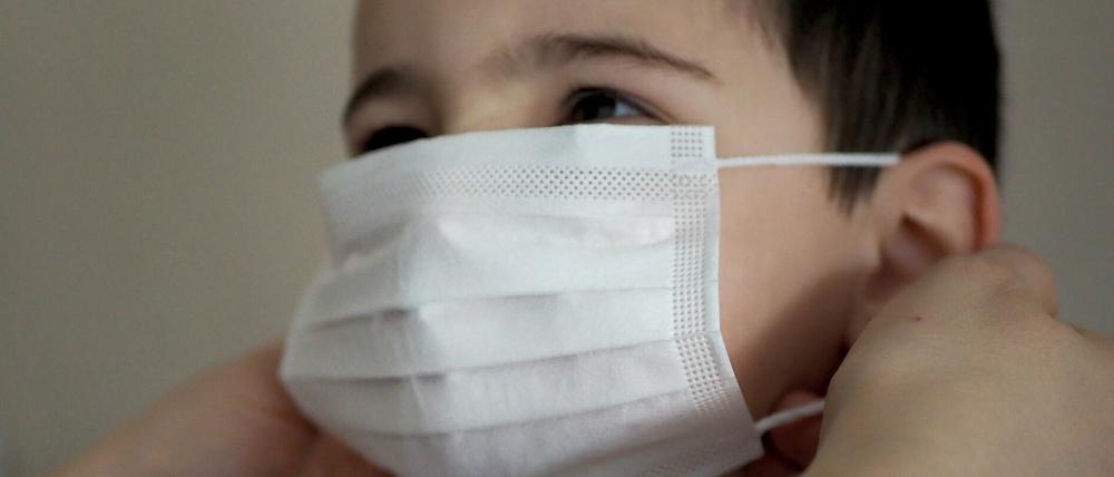 Kinder, die sich mit dem Virus infizierten, hatten bislang eher milde Verläufe. 