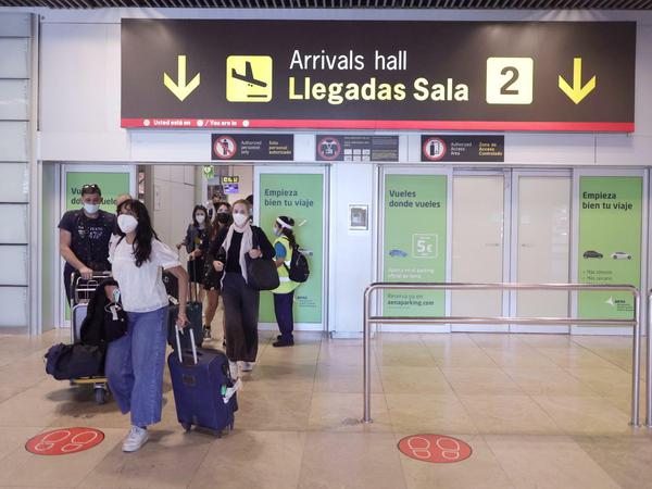 Reisende kommen am Flughafen von Madrid an.