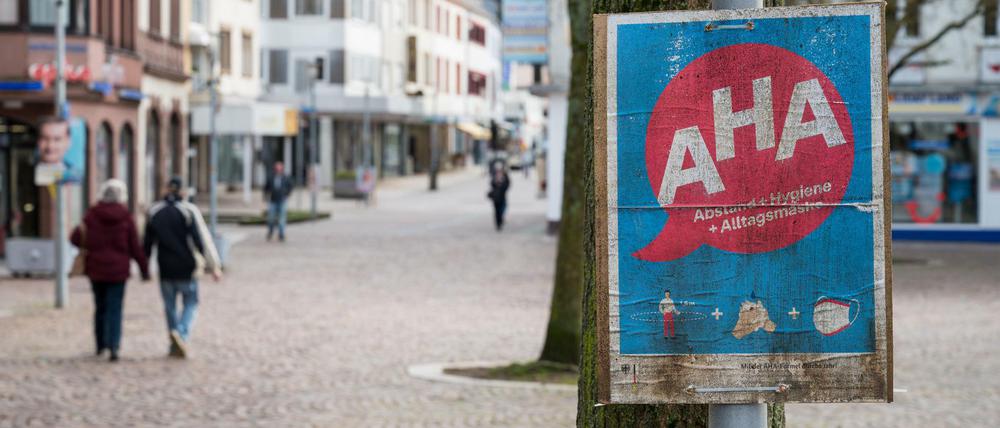 Ein verwittertes AHA-Plakat in Zweibrücken. In der Stadt ist die Sieben-Tage-Inzidenz besonders niedrig.