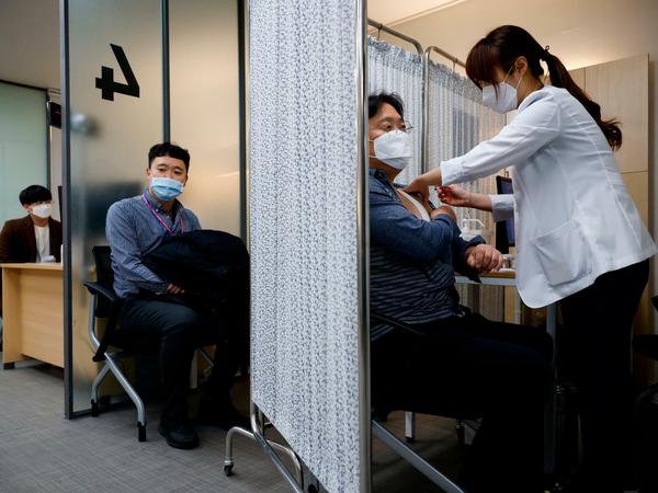 Menschen nehmen in einem COVID-19-Impfzentrum in Seoul an einer Übung teil - bevor es Ende Februar losgehen soll.