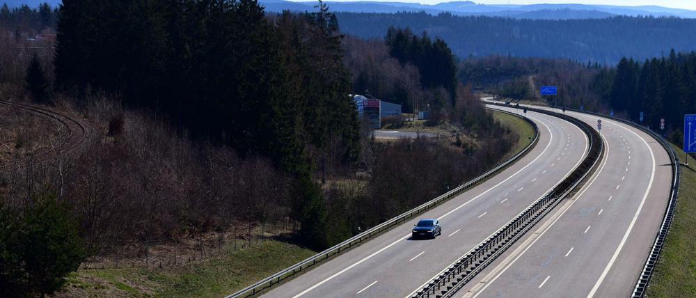 Kaum Verkehr herrscht auf der Autobahn A71 nahe der Abfahrt Suhl-Friedberg zur Mittagszeit.