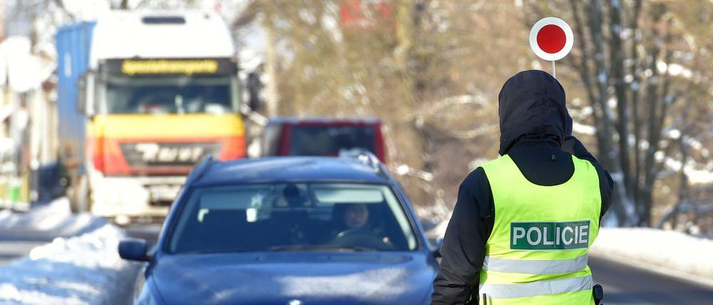Ein tschechischer Polizist stoppt Autofahrer für eine Kontrolle an der Grenze des Bezirks Sokolov (Falkenau) zum Bezirk Karlsbad.