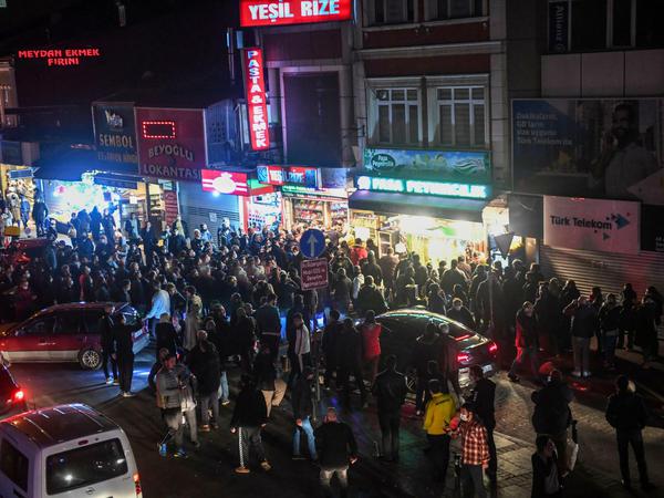 Menschen drängen sich vor einem Laden in Istanbul, um Lebensmittel einzukaufen. 