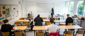 Schülerinnen und Schüler bearbeiten Informatikaufgaben im Abiturjahrgang am Carolus-Magnus-Gymnasium. Am Donnerstag öffneten die Schulen in NRW erstmals wieder.