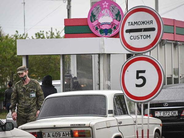 Ein transnistrischer Soldat steht am Grenzübergang Varnita zwischen der Republik Moldau und der selbsternannten "Moldauischen Republik Transnistrien".