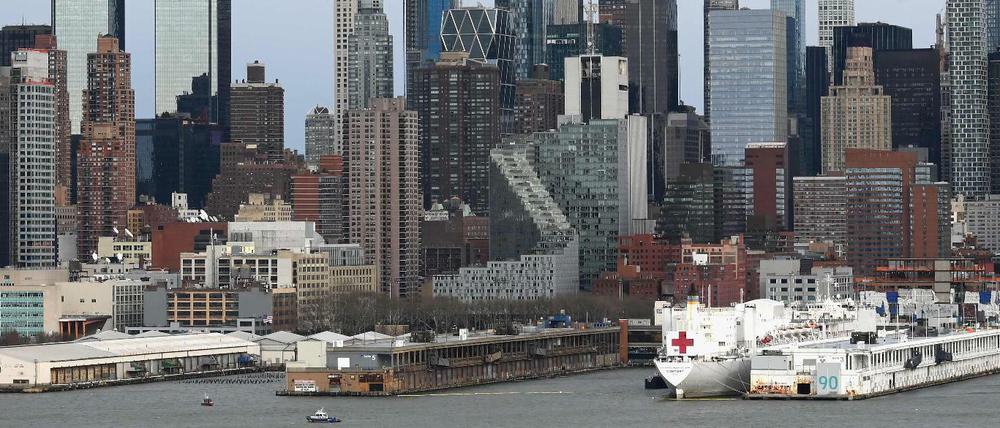 Ein Schiff wird kommen - es bringt aber keine Entlastung. Das Lazarettschiff „USNS Comfort“ vor der Skyline von Manhattan.