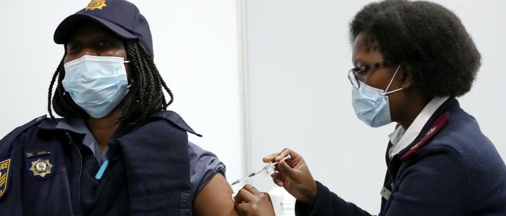In einer Impfaktion für die südafrikanischen Polizei wurden, wie hier im Township von Soweto, 180.000 Polizeiangehörige gegen Covid-19 geimpft. Doch im gesamten Land sieht es mit der Zahl an Impfungen traurig aus. 