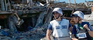 Bezeugen und vermitteln. OSZE-Mitarbeiter am zerstörten Flughafen in Donezk. 