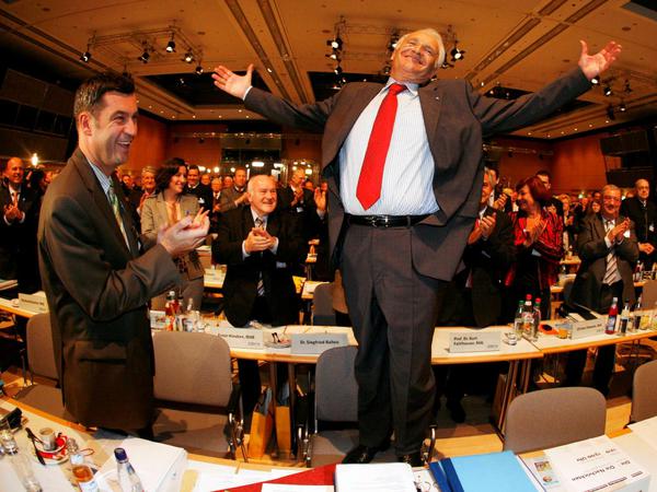 Alte Zeiten. Edmund Stoiber gestikuliert auf einem Parteitag der CSU im Jahr 2007, sein damaliger General Markus Söder applaudiert - doch bald darauf wird Stoiber entmachtet. Er trat zur Wahl 2008 nicht mehr an, bei der die CSU schließlich die absolute Mehrheit verlor. 