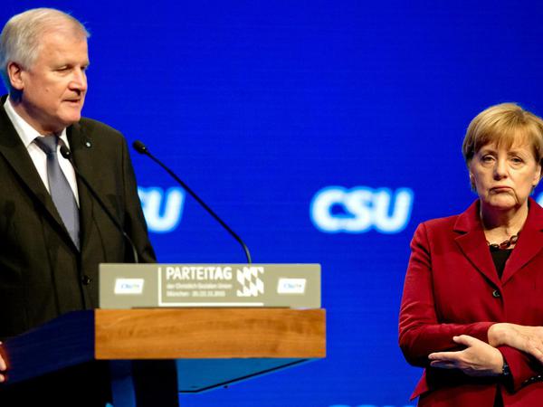 Einigung zwischen Bundeskanzlerin Angela Merkel (CDU) und Bundesinnenminister Horst Seehofer (CSU) ist nicht in Sicht. 