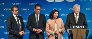 CSU Sitzung des CSU Vorstandes. Auf einer Pressekonferenz der CSU gibt der bayerische Ministerpräsident Horst Seehofer die neuen Minister für das neue Bundeskabinett bekannt. Er selber wird neuer Bundesinnenminister.