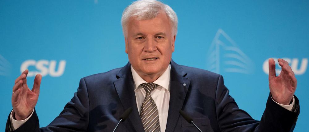Der bayerische Ministerpräsident Horst Seehofer hat die Flüchtlingspolitik von Kanzlerin Merkel (CDU) für die CDU-Niederlagen bei den Landtagswahlen vom Sonntag verantwortlich gemacht.