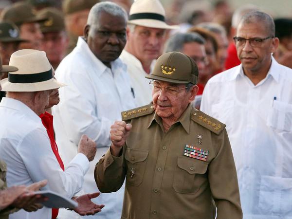 Raul Castro gibt das Amt des Parteivorsitzenden ab.