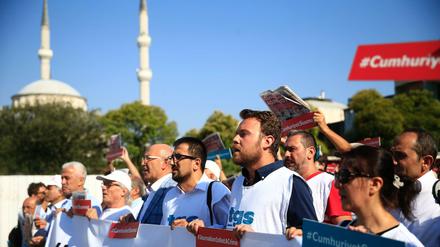 Demonstranten auf dem Weg zum Istanbuler Gericht, an dem Mitarbeiter der regierungskritischen Zeitung «Cumhuriyet» wegen Terrors der Prozess gemacht wird. 
