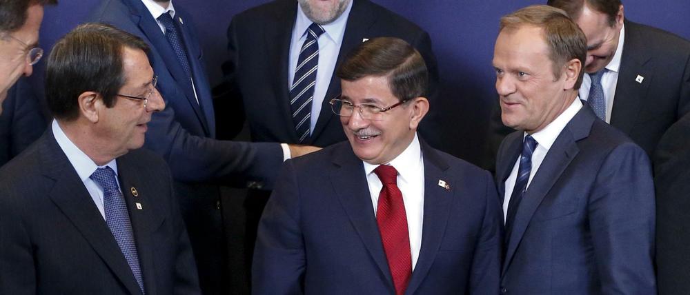 Zugewandt: Zyperns Präsident Nicos Anastasiades (l.) und der türkische Ministerpräsident Ahmet Davutoglu (M.) beim Flüchtlingsgipfel in Brüssel. 