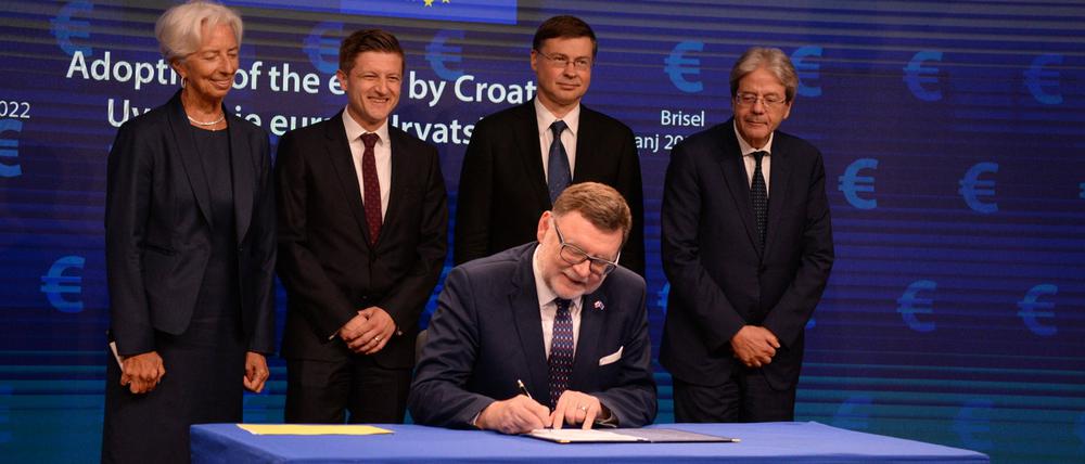 Der tschechische Finanzminister Zbynek Stanjura unterzeichnet Dokumente, die die Einführung des Euro in Kroatien ermöglichen.