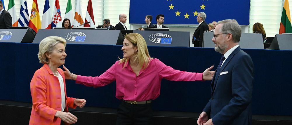 Die neue Präsidentin des Europäischen Parlaments (EP), Roberta Metsola - in der Mitte mit Kommissionspräsidentin Ursula von der Leyen und dem tschechischen Regierungschef Petr Fiala als neuem Ratspräsidenten der EU - stößt auf Widerstand bei ihrem Plan, ihren Mitarbeiter Alessandro Ciochetti zum neuen Generalsekretär des EP zu befördern.