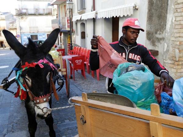 Müllabfuhr per Eselskarren im italienischen Dorf Riace, mit Hilfe der Zuwanderer.