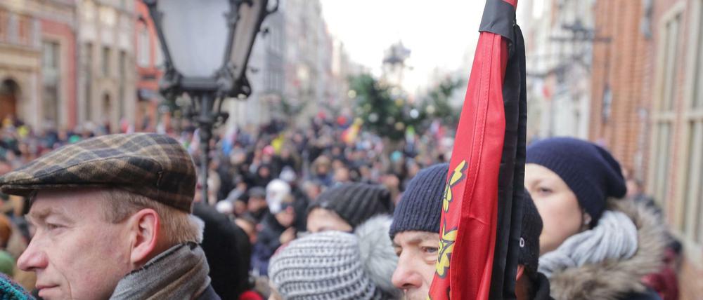 Fahnen mit schwarzem Trauerflor säumen die Straßen Danzigs seit dem Mord an Pawel Adamowicz.