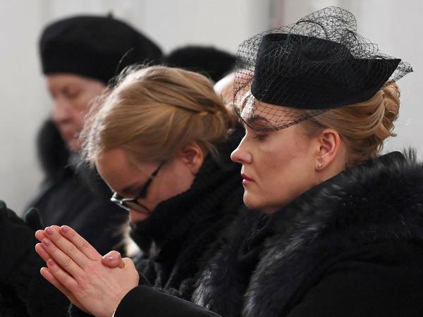 Magdalena Adamowicz (vorne), die Ehefrau, und Antonina Adamowicz, eine der beiden Töchter des Ermordeten bei einer Messe am Sonnabend.