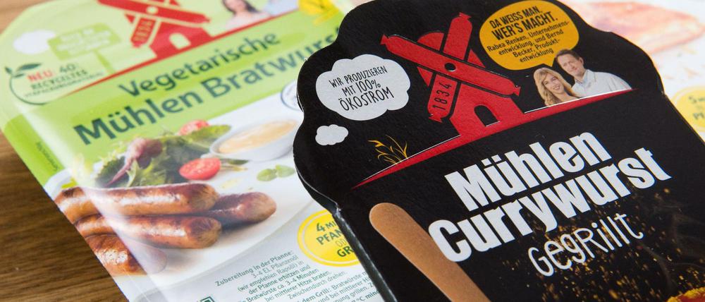 Die "Mühlen Currywurst - gegrillt" vom Hersteller Rügenwalder Mühle liegt mit vegetarischen und veganen Produkten auf einem Tisch. 