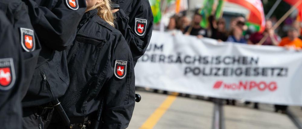 Polizisten begleiten in Hannover den Demonstrationszug des Bündnisses "#noNPOG" gegen das neue niedersächsische Polizeigesetz.