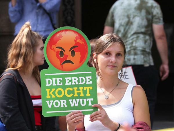Eine Klimaschutz-Demonstrantin vor dem Rathaus in Potsdam. und der Stadtverordnetenversammlung,