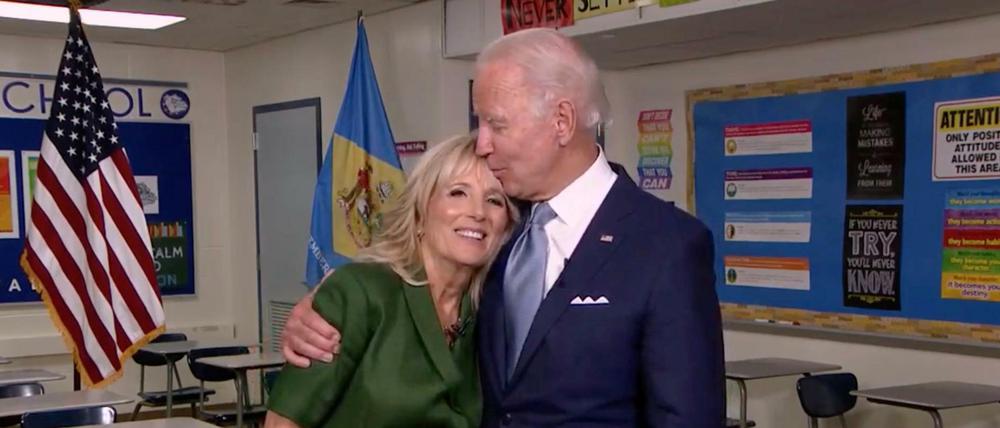 Der demokratische US-Präsidentschaftskandidat Joe Biden küsst seine Frau Jill Biden nach ihrer Rede beim virtuellen Nominierungsparteitag der Demokraten am 18. August. Die Lehrerin steht in einem Klassenzimmer ihrer Schule.